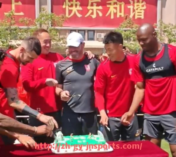 JN江南体育-NBA火箭队历年来的队服设计与品牌合作回顾