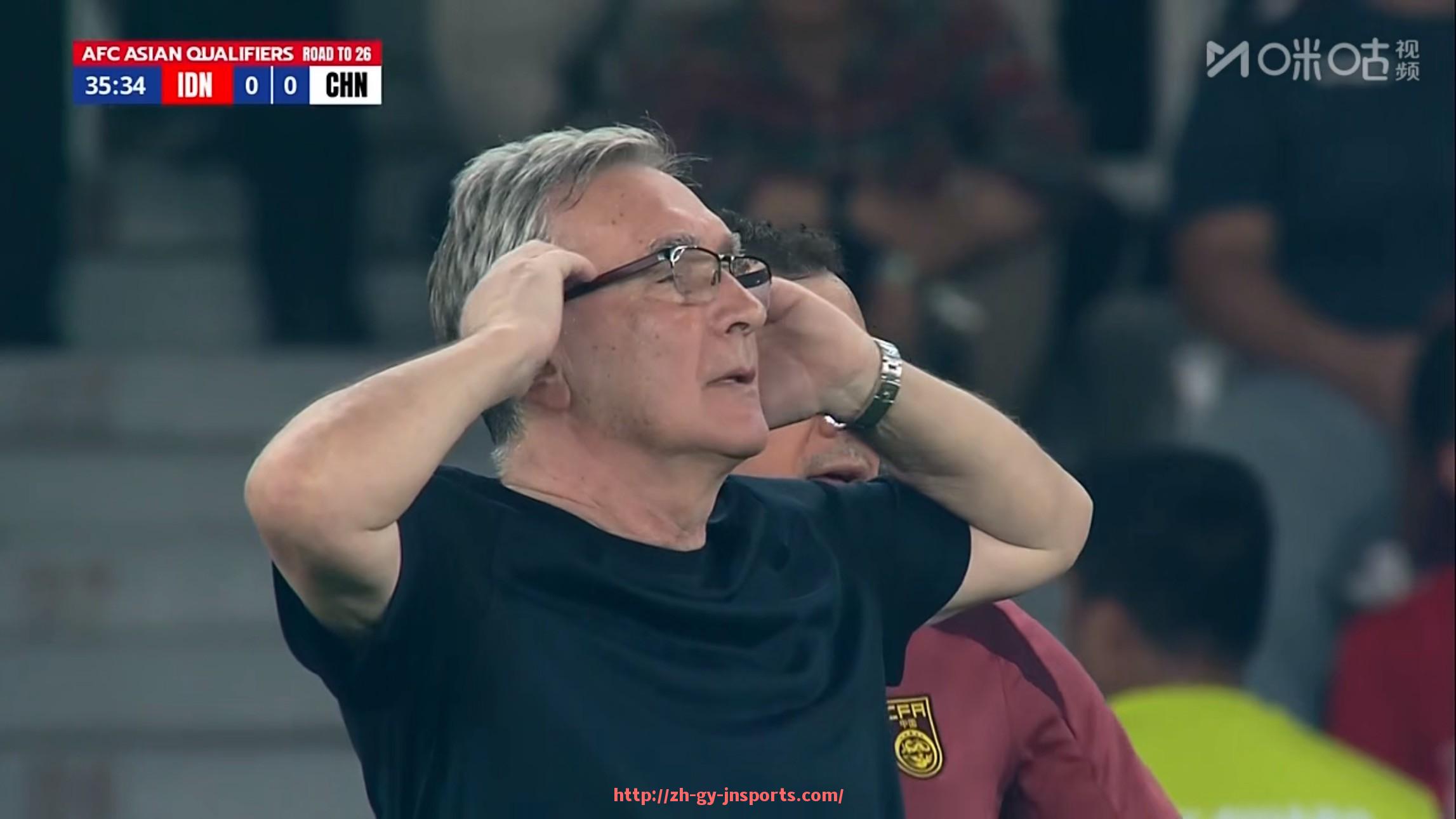 JN江南体育-世俱杯场外花絮精彩合集：更衣室、看台与球员日常揭秘